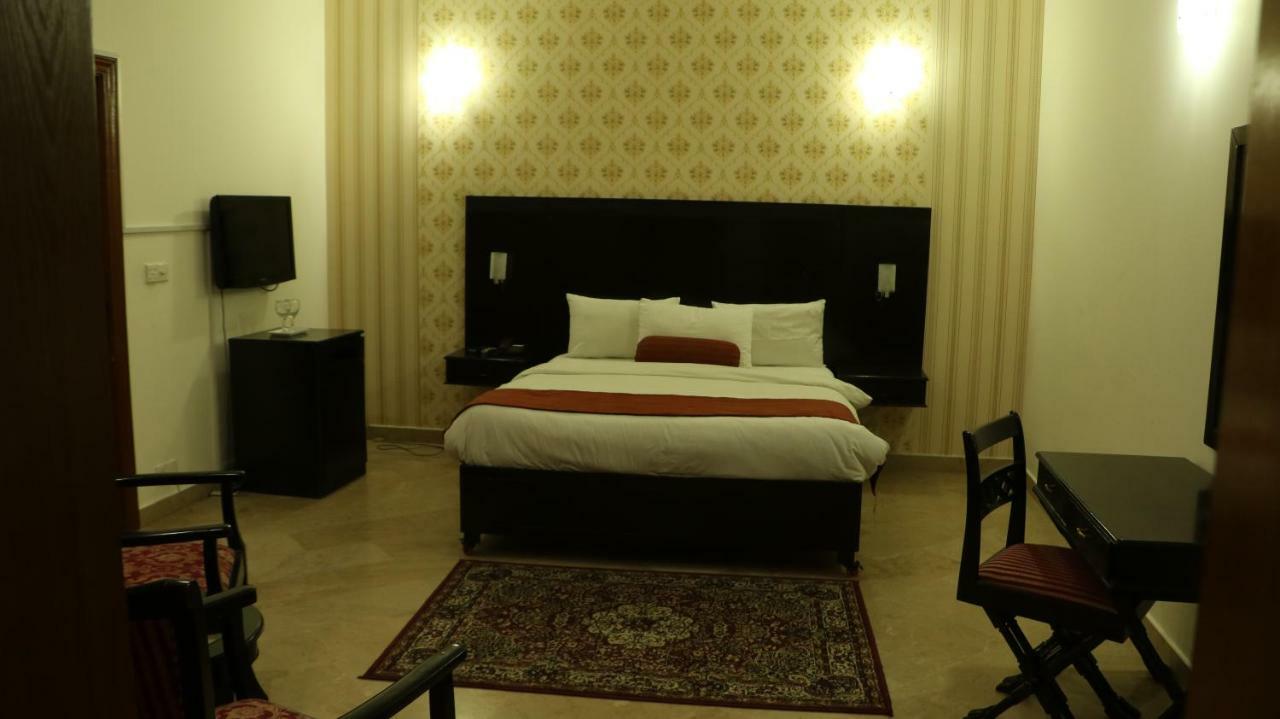 The Royal Manor Bed and Breakfast Islamabad Exteriör bild